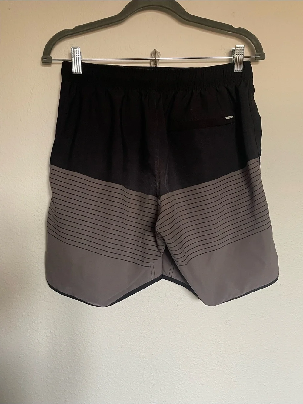 Vuori Black and Gray Striped Men’s Board Shorts Size Small